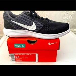 Brand new Nike women’s Wide running shoe